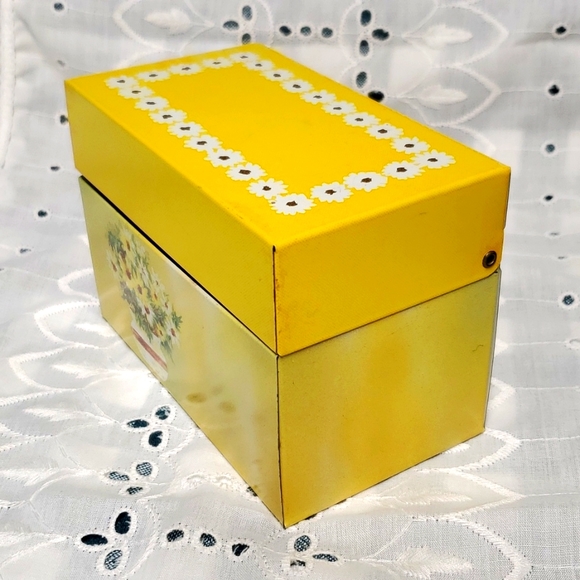 VTG Recipe Tin + Recipes Ohio Art USA Yellow Daisy Flower Bake Kitchen Storage - Picture 3 of 16